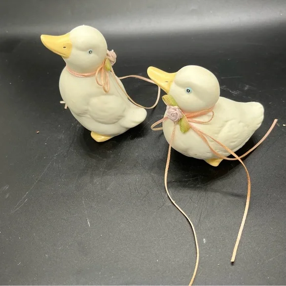 Vintage DEPT56  Duckling With A Pink Ribbon  Figurine - Porcelain   Retired Set - Picture 2 of 13